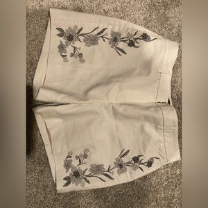 White embroidered WHBM suiting shorts 2R